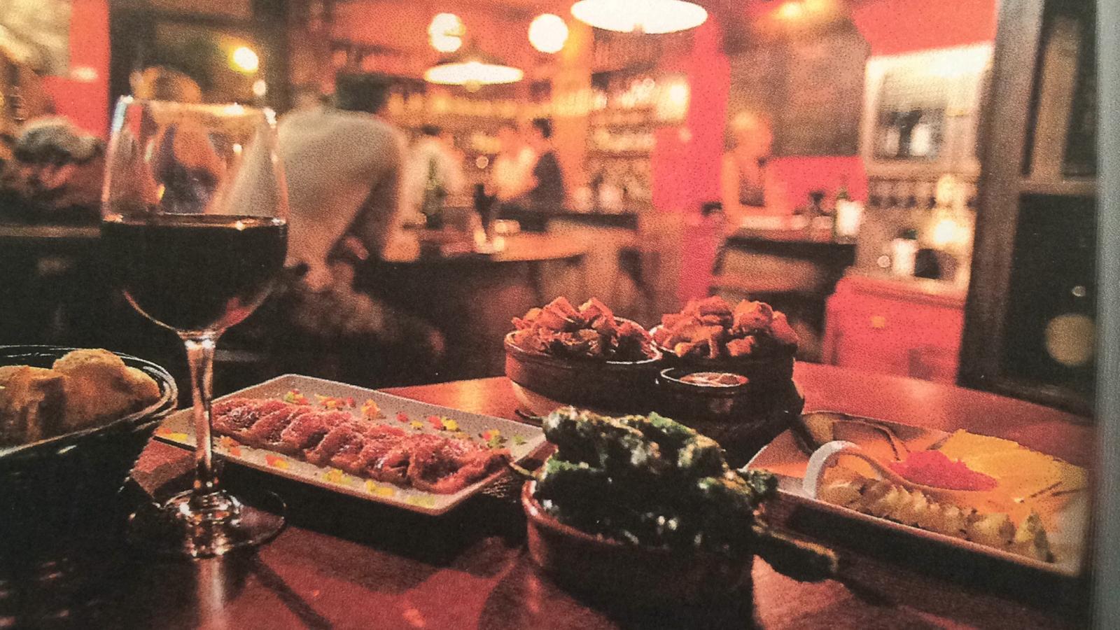 Ambiance du soir au Buena Boca : verre de vin et tapas à partager dans la salle