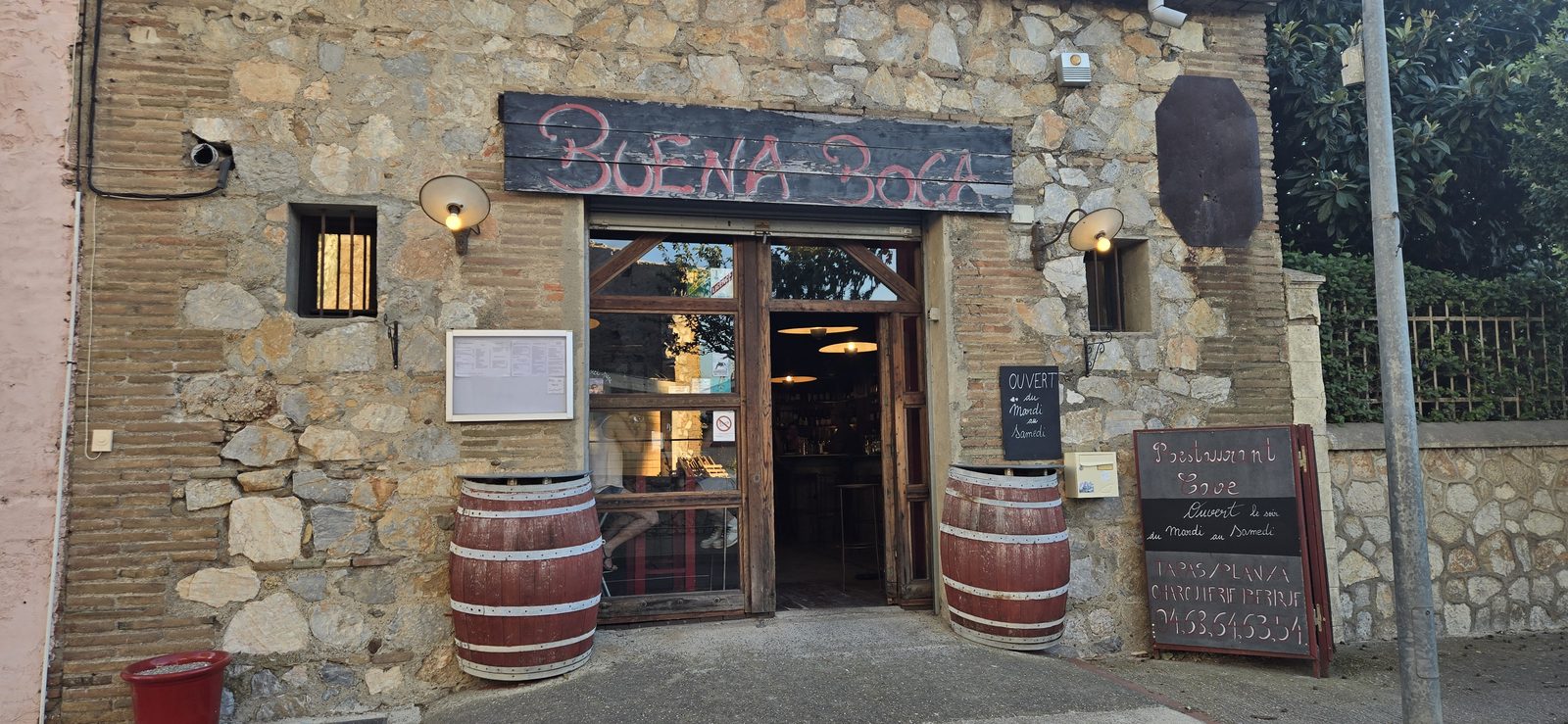 La façade du Buena Boca à Torreilles, avec ses tonneaux et son enseigne peinte