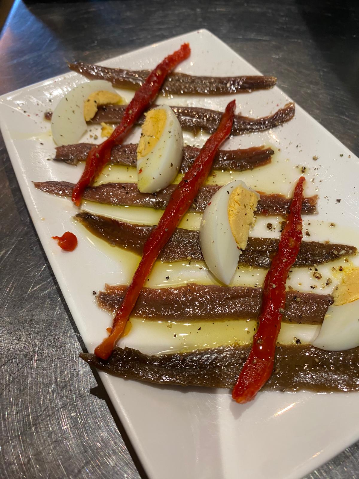 Anchois de l'Escala, œuf et poivrons rouges à l'huile d'olive
