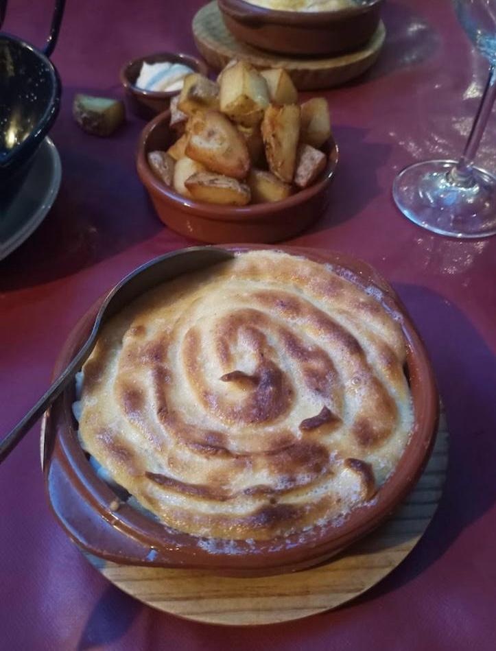 Morue gratinée à l'aïoli servie avec des pommes de terre
